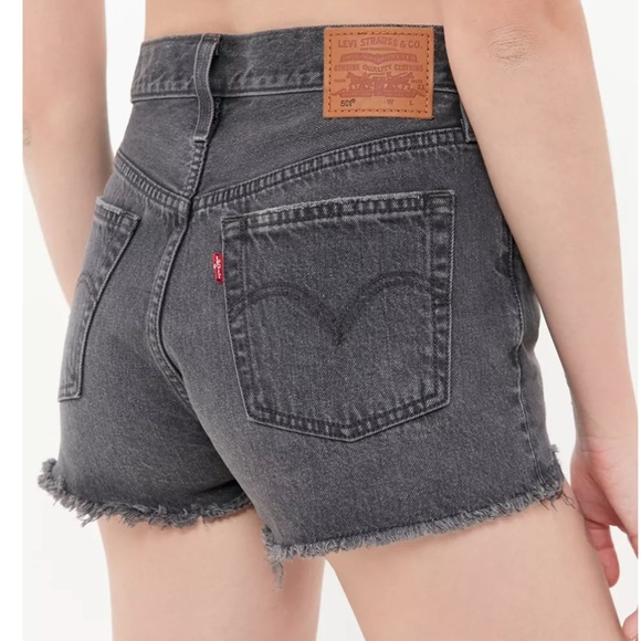 Levi’s 501 Mid-Rise Denim Short in Black/Gray - Picture 2 of 7